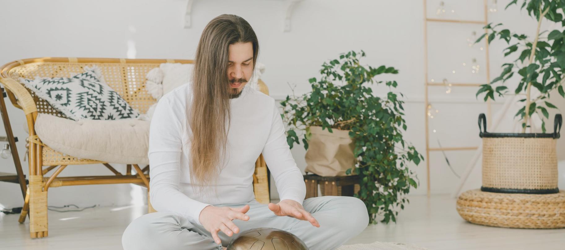 Ambiente di lavoro sereno con persona che medita