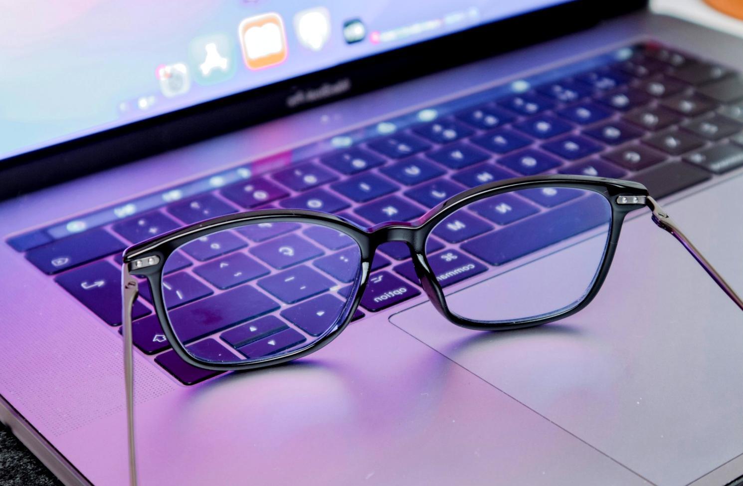 Gruppo di professionisti che pratica meditazione guidata in un ambiente aziendale moderno